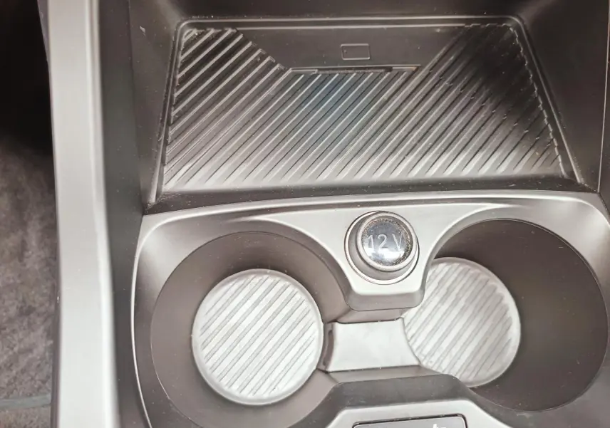 Vue intérieure du tableau de bord de la BMW Série 1 2025 gris Skyscraper avec écran et toit noir visible en reflet.