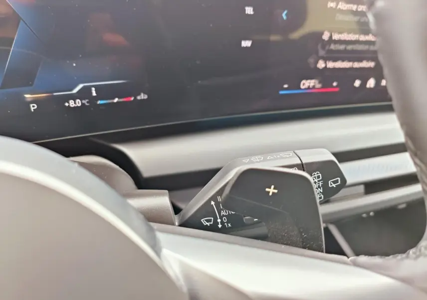 Gros plan sur la palette de changement de vitesse droite et le tableau de bord numérique d'une BMW Série 1 2025.