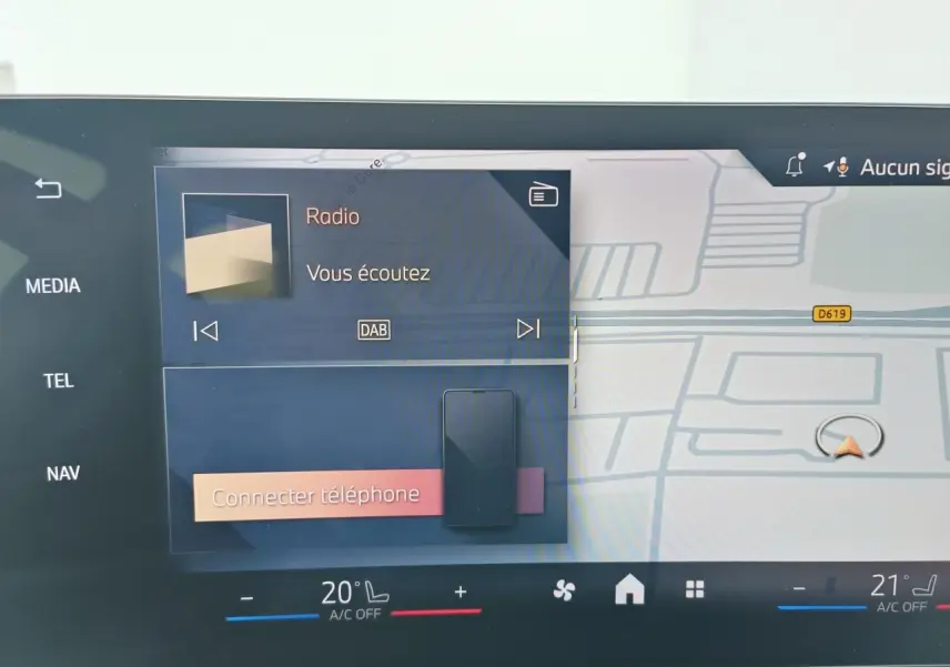 Écran tactile BMW Série 1 2025 affichant navigation et options multimédia, intérieur moderne avec interface connectée.