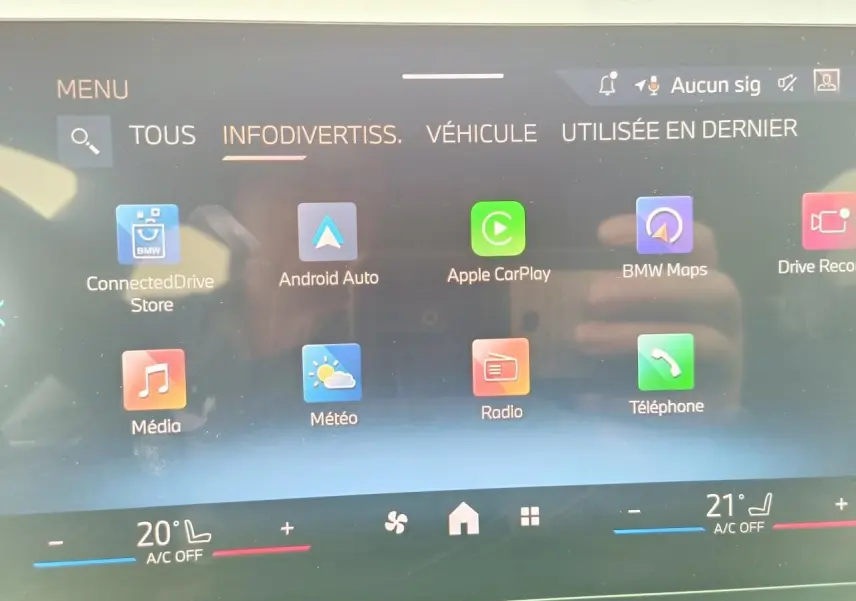 Vue avant intérieure de l'écran tactile BMW Série 1 2025 affichant les options Apple CarPlay et Android Auto.
