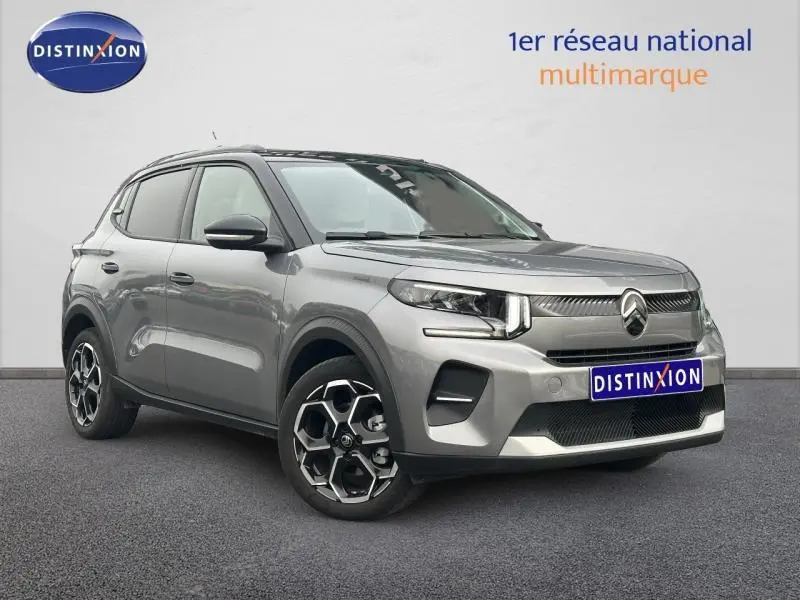 Vue 3/4 avant d'une Citroën C3 1.2 Turbo 100ch MAX gris Mercury avec jantes alu et phares LED.