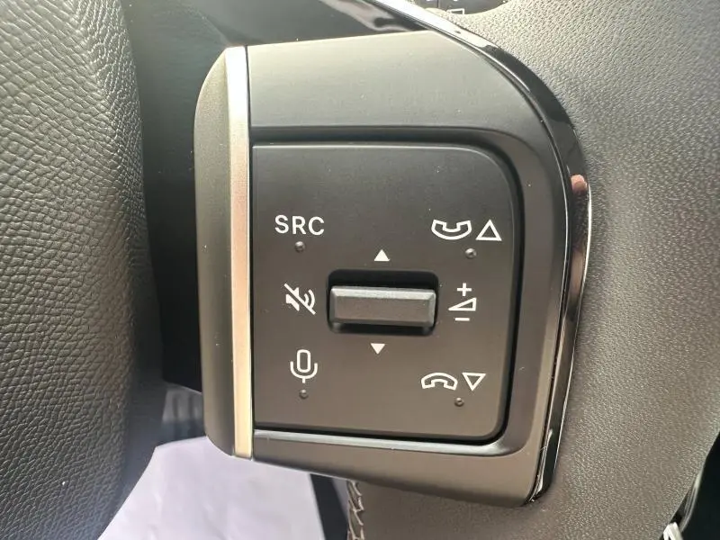 Gros plan sur les commandes audio et téléphone au volant noir de la Citroën C3 1.2 Turbo 100ch MAX 2025.