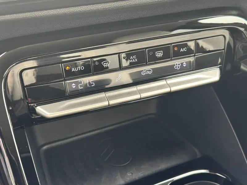 Détail du tableau de commande de climatisation automatique avec affichage digital dans une Citroën C3 gris Mercury.