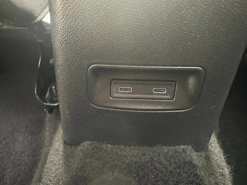 Prise USB double vue en gros plan sur la console arrière d'une Citroën C3 Gris Mercury 2025.
