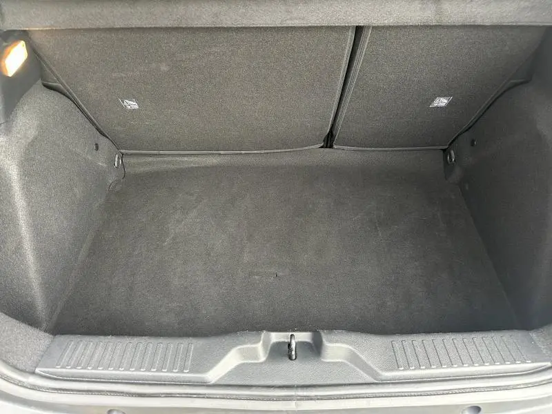 Vue plongeante sur le coffre spacieux et propre de la Citroën C3 1.2 Turbo 100ch MAX gris Mercury.