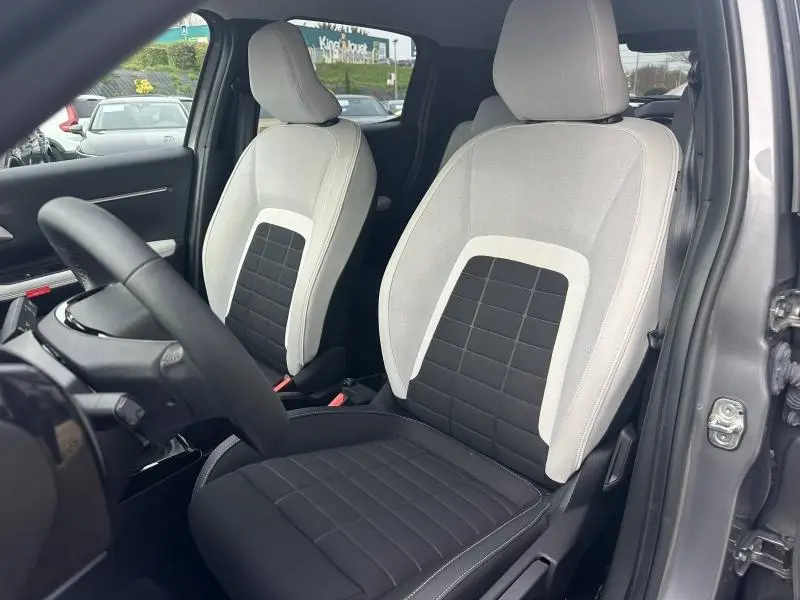 Vue intérieure côté conducteur de la Citroën C3 1.2 Turbo 100ch MAX 2025 avec sièges bicolores noir et clair.