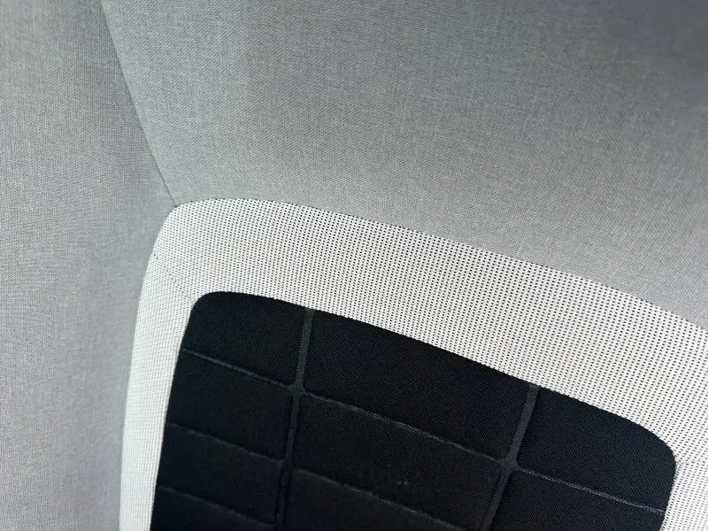 Détail du tissu clair et noir du siège avant de la Citroën C3 1.2 Turbo 100ch MAX 2025.