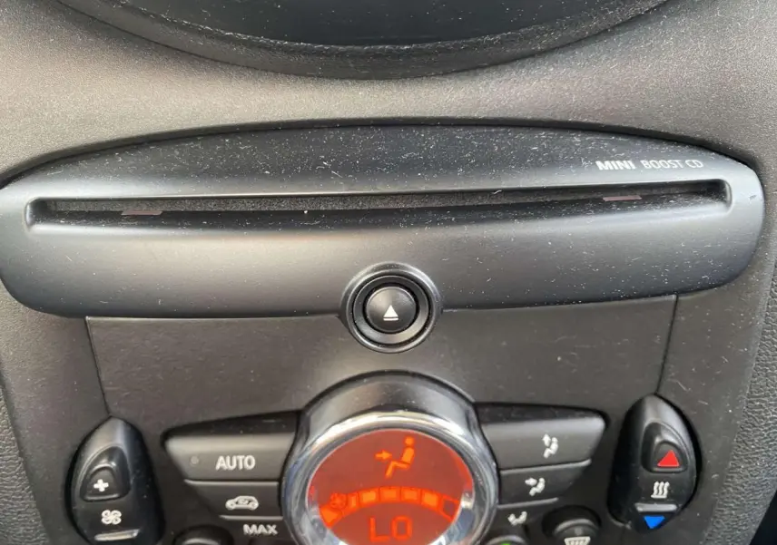 Détail du tableau de bord de la MINI Countryman 2015 montrant la commande de climatisation automatique avec écran rouge.
