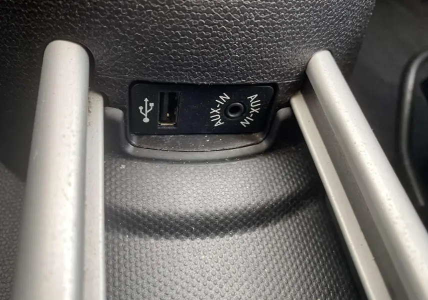Prise USB et entrée AUX-IN en gros plan dans l’habitacle d’une MINI Countryman 2015.