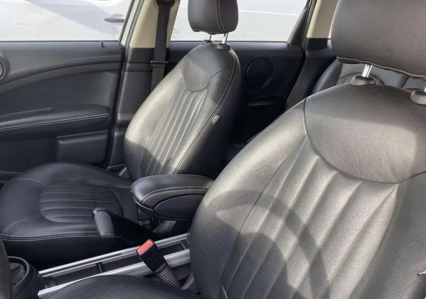 Vue rapprochée des sièges avant en cuir noir de la MINI Countryman 2015, côté conducteur et passager.