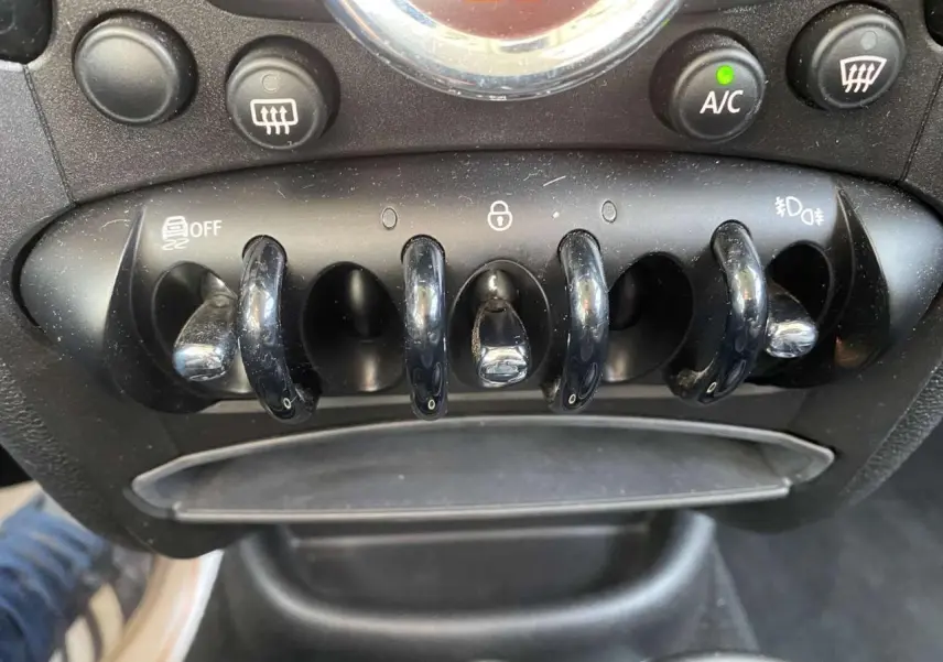 Gros plan sur les commandes centrales en forme d'interrupteurs chromés du tableau de bord d'une MINI Countryman 2015.