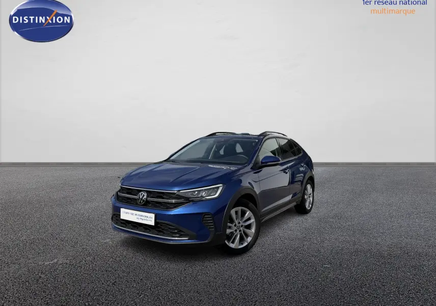 Volkswagen Taigo bleu métallisé en 3/4 avant droit, avec jantes alliage et feux LED allumés.