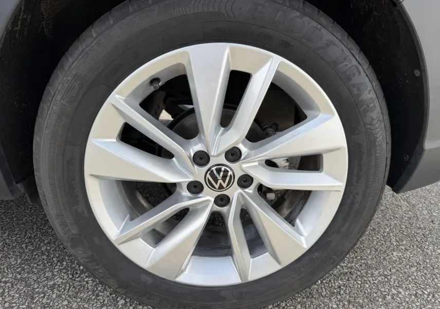 Gros plan sur la jante alliage 17 pouces Bangalore argentée du Volkswagen Taigo bleu, avec logo VW au centre.