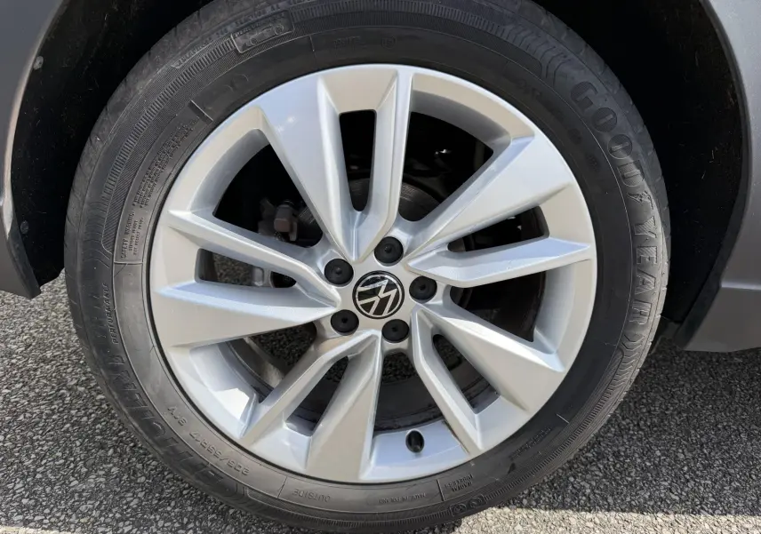 Gros plan sur la jante alliage argentée 17 pouces du Volkswagen Taigo avec pneu Goodyear visible.