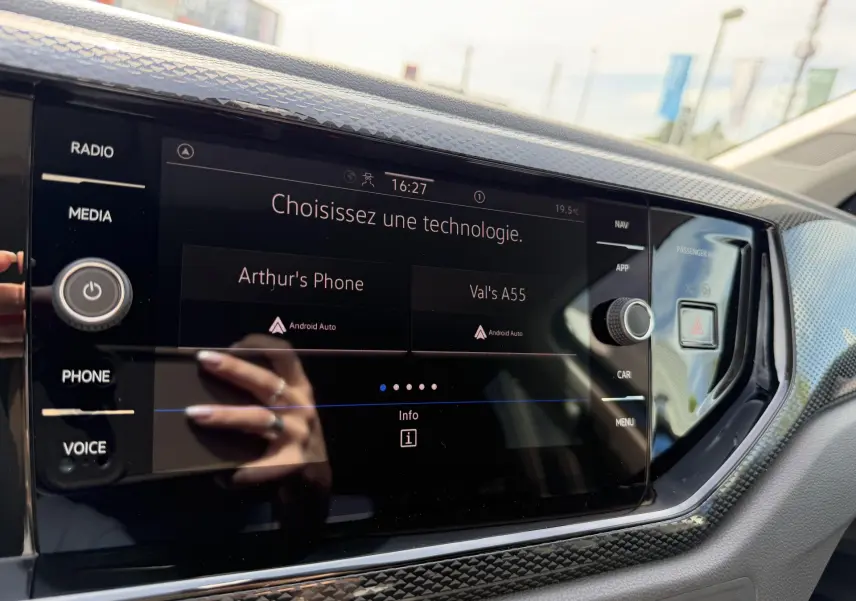Écran tactile central du Volkswagen Taigo 2025 avec interface Android Auto, vue rapprochée de la console noire.