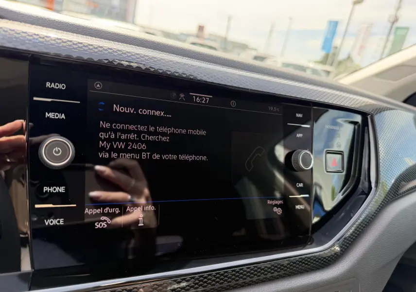 Écran tactile central du Volkswagen Taigo 2025 affichant les options de connexion Bluetooth et commandes autour.