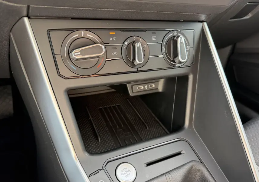 Vue rapprochée de la console centrale du Volkswagen Taigo 2025, montrant les commandes de climatisation et le bouton start/stop.
