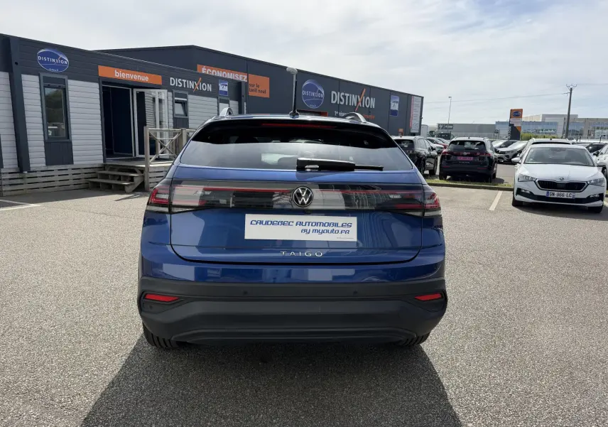 Vue arrière d'un Volkswagen Taigo bleu métallisé 2025 avec feux arrière LED et logo central visible.