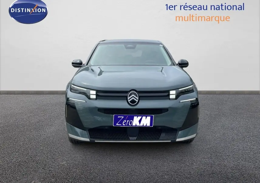 Vue frontale d'un Citroën C5 Aircross 1.2 Hybrid 145ch BVA Max en vert Astoria métal avec éclairage LED distinctif.