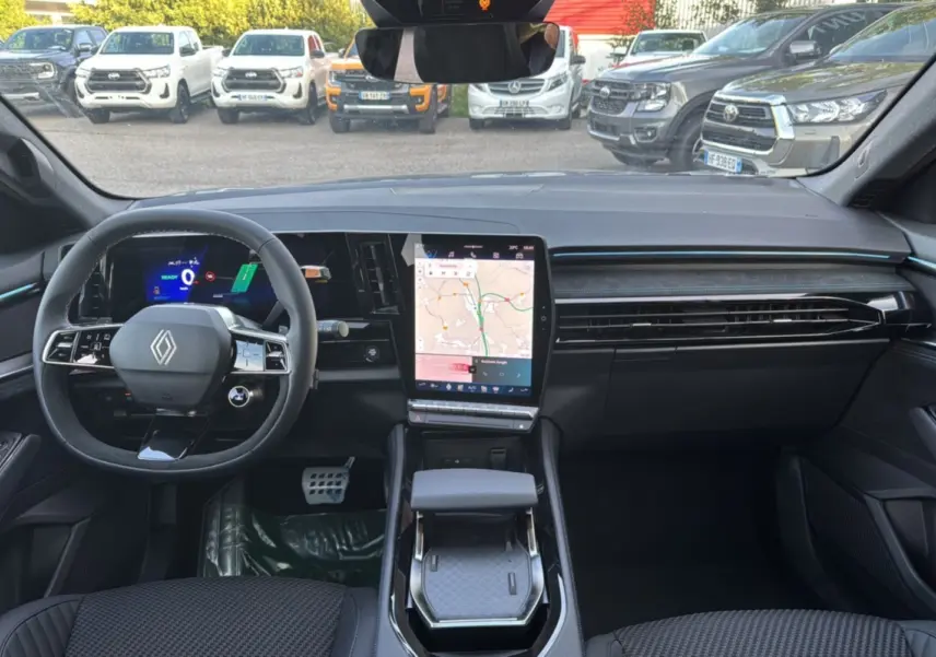 Vue intérieure avant du Renault Austral 200 Esprit Alpine avec tableau de bord numérique et écran tactile central vertical.