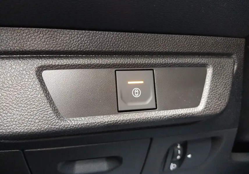 Bouton de verrouillage centralisé éclairé sur la portière intérieure d'une Dacia Sandero 2025 finition Expression+