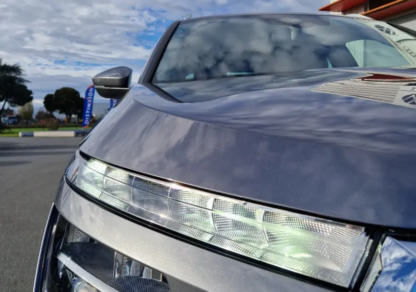 Gros plan sur le phare avant gauche du Skoda Kamiq gris graphite métal 2024, soulignant ses lignes modernes et LED distinctives.