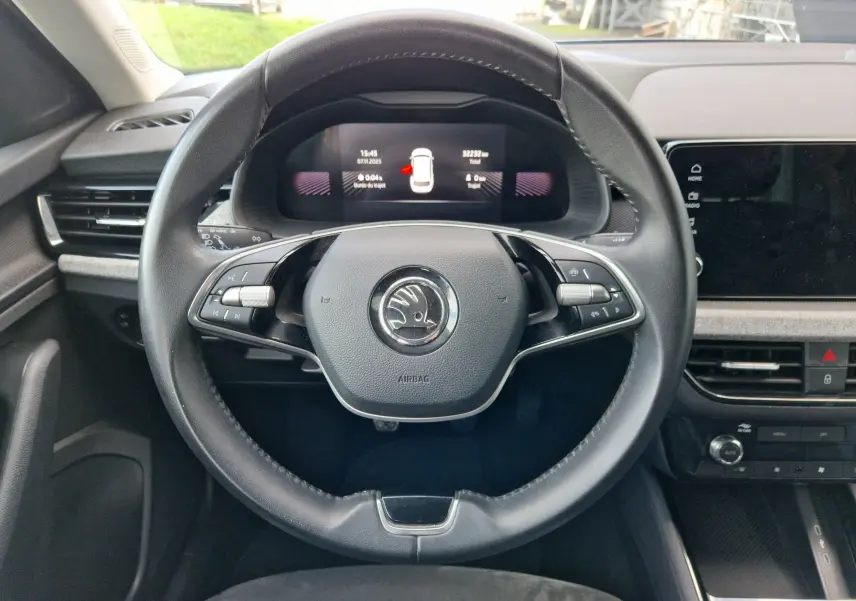 Vue frontale du volant cuir noir et du tableau de bord numérique du Skoda Kamiq gris graphite 2024 essence.