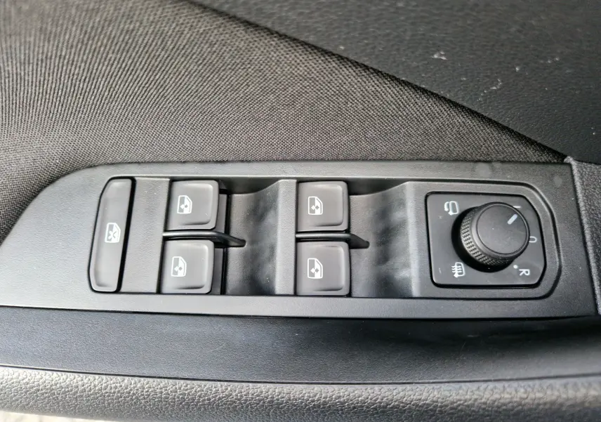 Commande des vitres électriques et réglage des rétroviseurs côté conducteur du Skoda Kamiq gris graphite 2024.