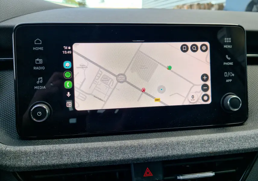 Écran tactile central du Skoda Kamiq 2024 affichant une carte de navigation avec commandes multimédia autour.