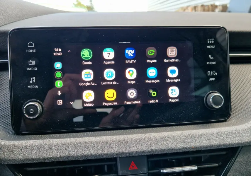 Écran tactile central du Skoda Kamiq 2024 affichant les applications connectées, entouré de commandes et finition tissu gris-noir.