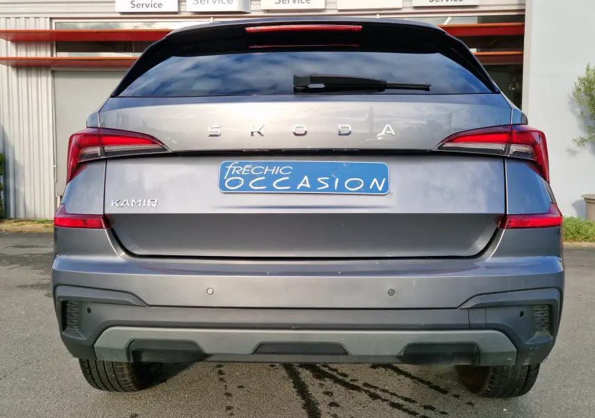 Vue arrière d'un Skoda Kamiq gris graphite métal 2024 avec feux LED et badge distinctif sur hayon.