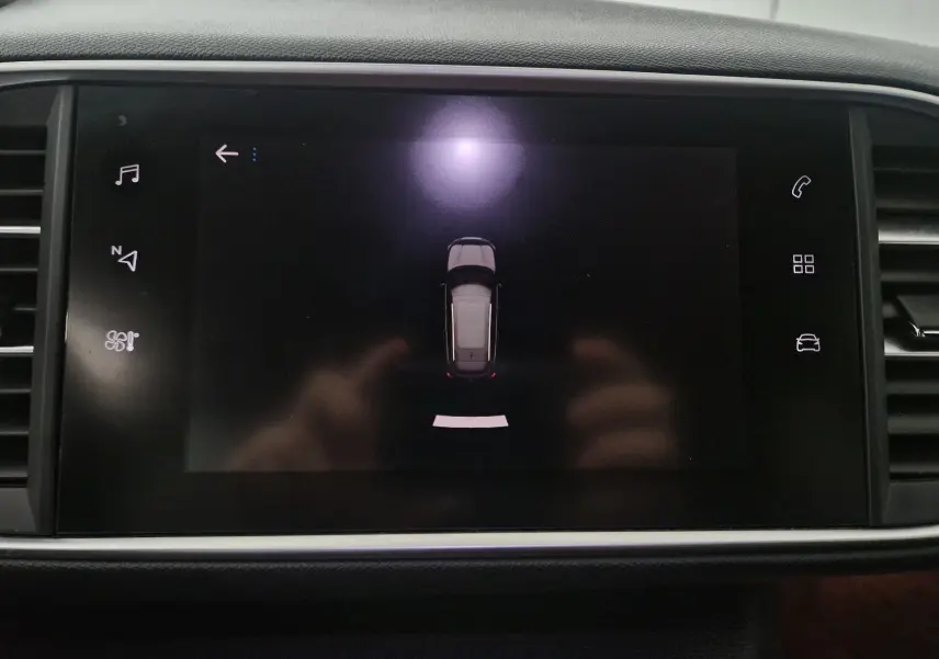 Écran central affichant la vue de dessus du véhicule gris Artense en marche arrière dans une Peugeot 308 SW 2019.