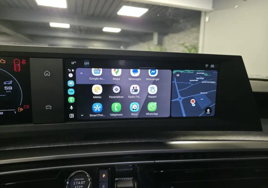 Vue rapprochée de l’écran tactile central et du tableau de bord numérique du Peugeot 3008 gris hybride 2025.