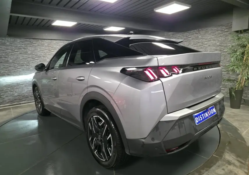 Vue 3/4 arrière droite du Peugeot 3008 gris métallisé avec feux arrière LED à 3 griffes et jantes alliage 19 pouces.