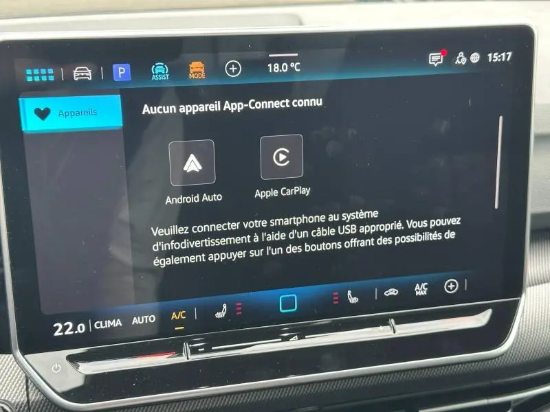 Vue de face du tableau de bord de la Volkswagen Golf 2.0 TDI R-Line 2026, écran tactile affichant les options Android Auto et Apple CarPlay.