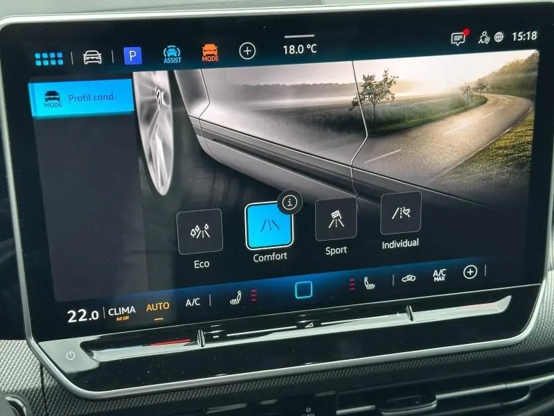 Écran tactile intérieur de la Volkswagen Golf 2.0 TDI R-Line 2026 affichant les modes de conduite, vue de face.