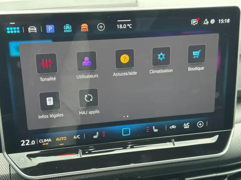 Écran tactile central de la Volkswagen Golf 2.0 TDI R-Line 2026, affichant le menu des réglages avec interface moderne.