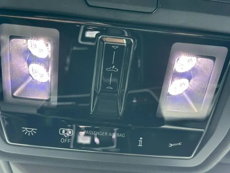 Gros plan sur les commandes d’éclairage intérieur et toit ouvrant de la Volkswagen Golf 2.0 TDI gris 2026 R-Line.