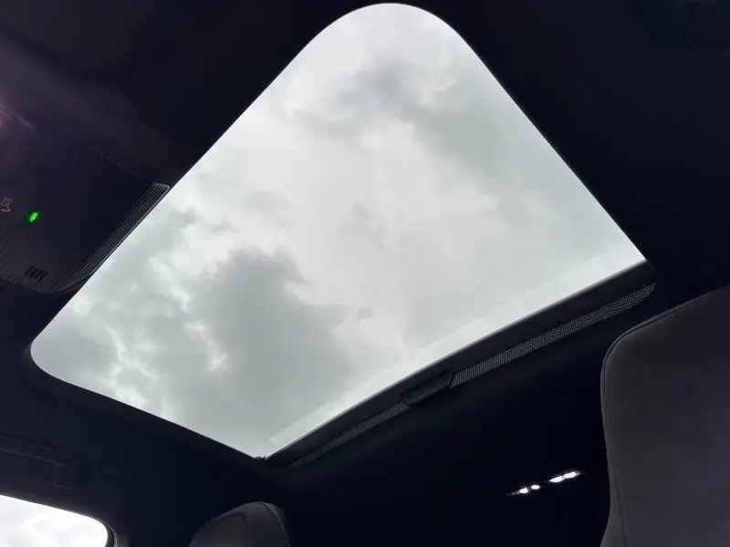 Toit ouvrant panoramique vu de l'intérieur d'une Volkswagen Golf 2.0 TDI gris, ambiance intérieure sombre.