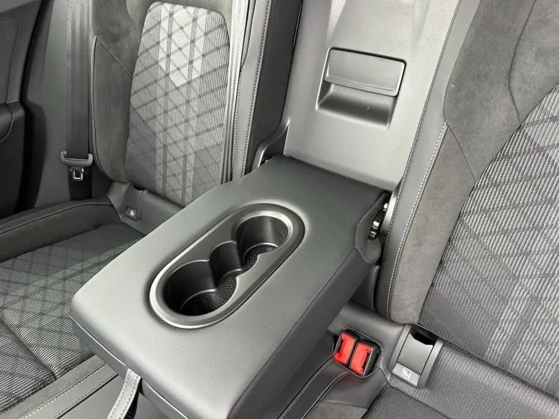 Vue rapprochée de l'accoudoir central arrière gris avec porte-gobelets dans une Volkswagen Golf 2.0 TDI 150ch R-Line 2026.