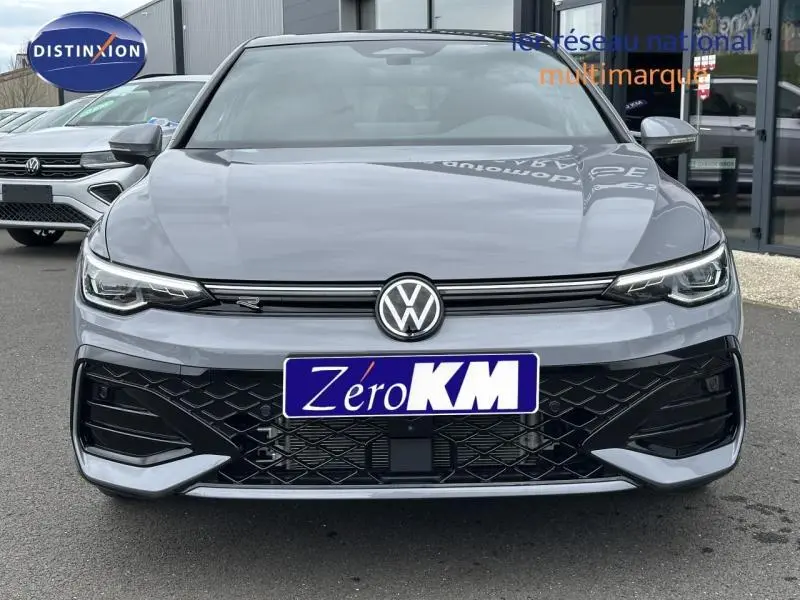 Vue avant d'une Volkswagen Golf 2.0 TDI R-Line gris métallisé avec calandre noire et logo VW central.