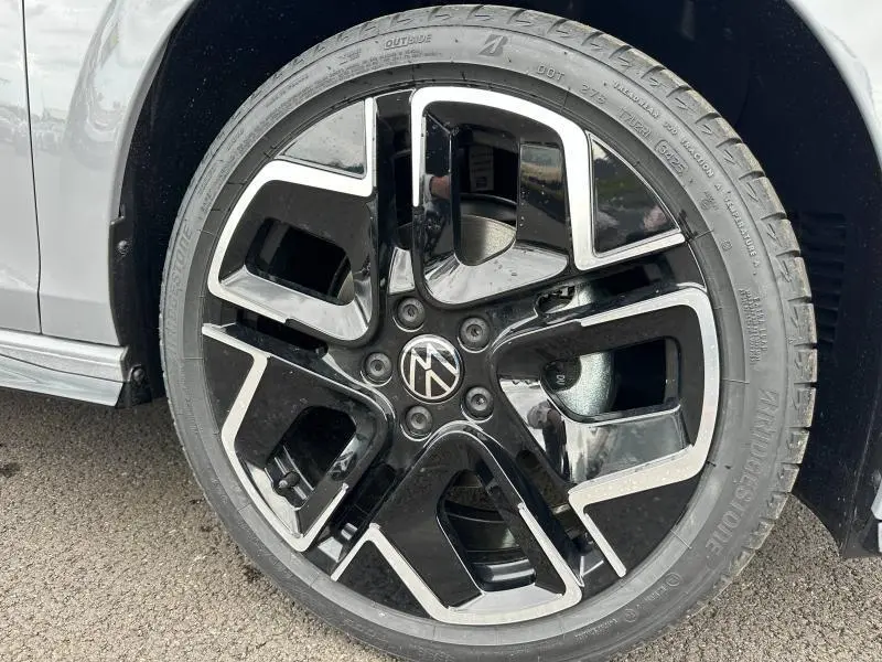 Gros plan sur la jante avant droite noire et argentée d'une Volkswagen Golf gris 2.0 TDI R-Line 2026.