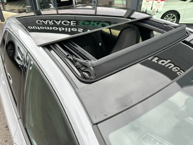 Vue en plongée du toit ouvrant ouvert d'une Volkswagen Golf gris 2.0 TDI R-Line, mettant en valeur l'intérieur et la finition.