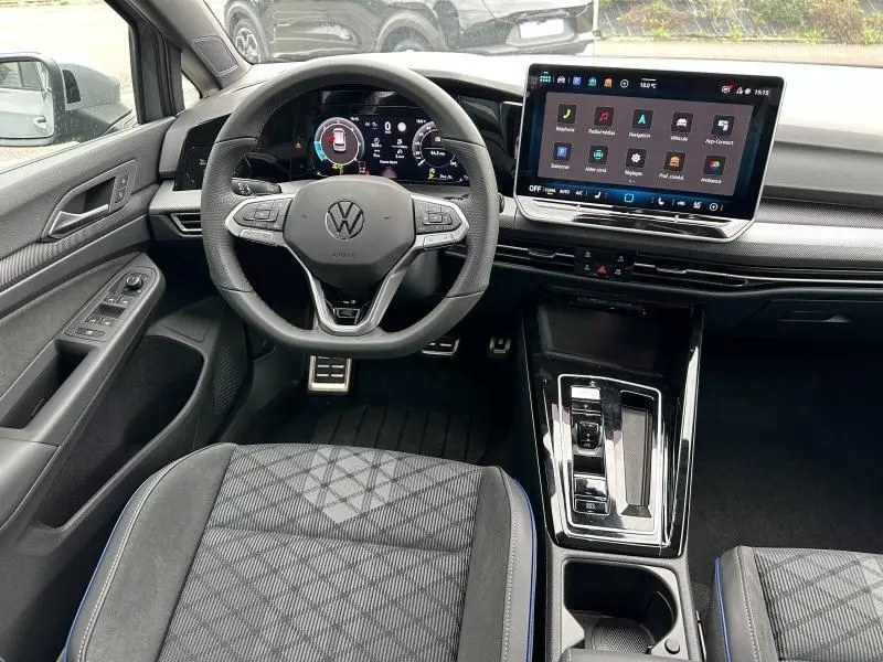 Vue intérieure avant de la Volkswagen Golf 2.0 TDI 150ch R-Line 2026, avec tableau de bord numérique et écran tactile central.