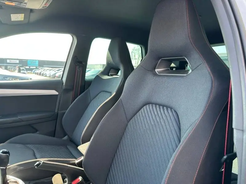 Vue intérieure rapprochée des sièges sport noirs avec surpiqûres rouges du SEAT Arona 2025, côté droit.