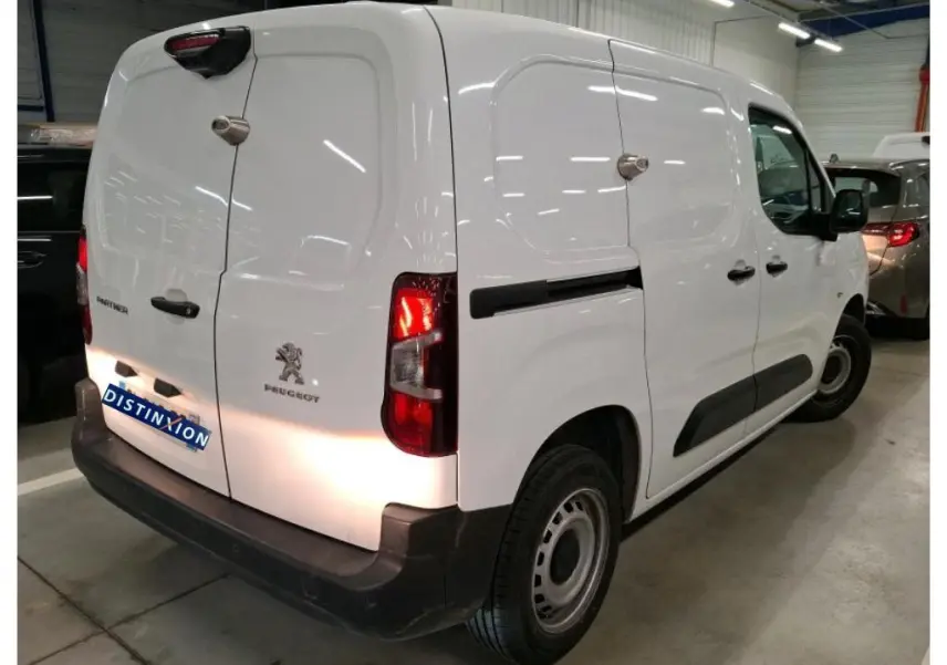 Vue 3/4 arrière droite d'un Peugeot Partner Fourgon blanc 2022 avec portes arrière battantes et protections noires.