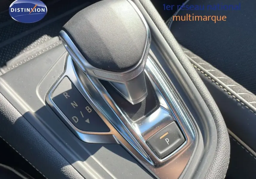 Le levier de vitesse automatique noir et chrome de la Renault Symbioz 2025 en gros plan intérieur.