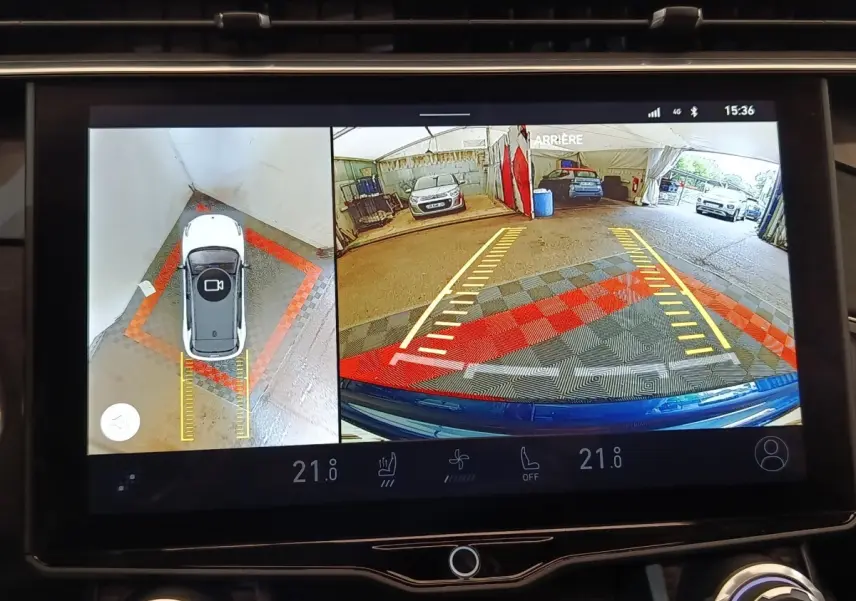 Affichage écran 3D caméra 360° et vue arrière du tableau de bord du SUV hybride rechargeable bleu LINK & CO 01.