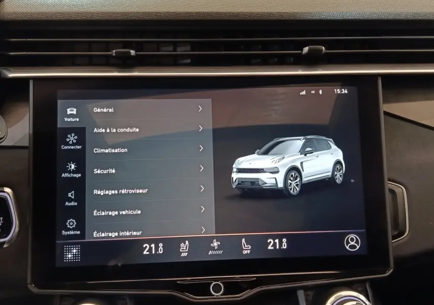 Écran tactile intérieur montrant une vue 3D en 3/4 avant d’un SUV LINK & CO 01 blanc.