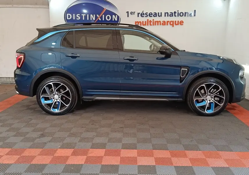 Vue latérale droite d'un SUV LINK & CO 01 hybride rechargeable bleu avec jantes bicolores et toit noir.